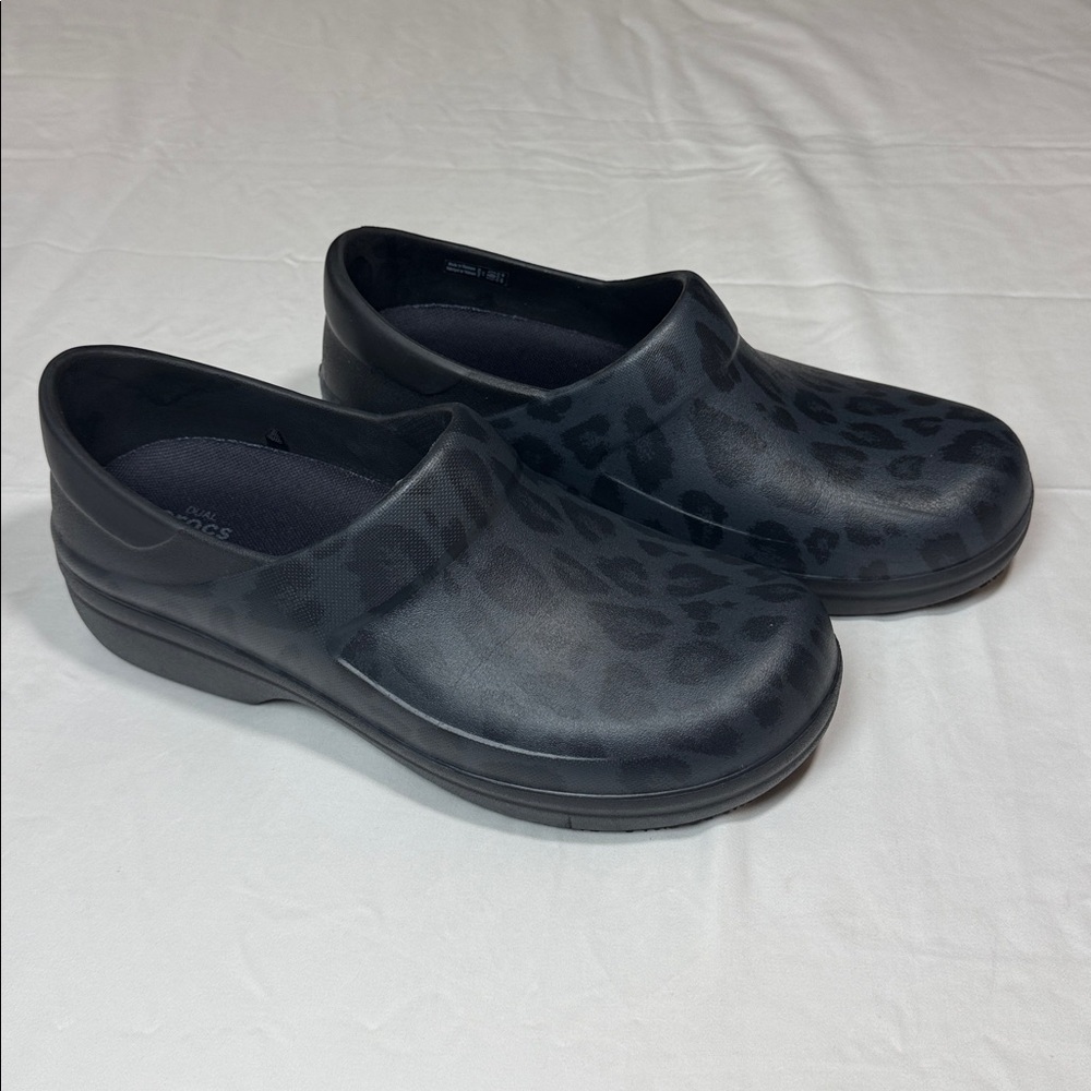 Crocs Neria Pro II Womens 10 Black Leopard Slip Resistant Work Clogs Slip On - Picture 2 of 12